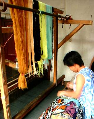 Weaving Tujia brocade